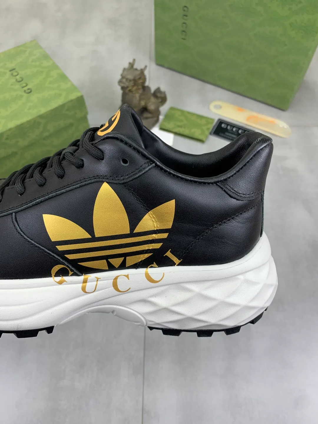 Men's shoes 💰P500💰[New style] 🆘 Dad's shoes [GUCCI] Gucci's new men's shoes are the first to be launched, and the materials and workmanship are superior to all versions on the market. The highest quality imported original top calfskin upper with trendy printed patterns ➕, the inner material is made of full-grain pigskin lining, privately molded soft TPU rubber comfortable outsole, and high foot comfort. Actual shooting, imported special materials highlight the unique charm of the brand 2️⃣colors available Size number; 38-44